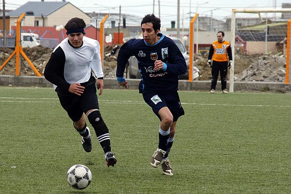 25 de Mayo y Escuela Argentina no se sacaron ventaja en la primera final.