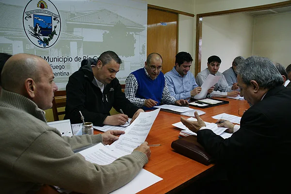 Alfredo Guillén escucha con atención Julio Del Barrio durante la reunión en el Concejo Deliberante.