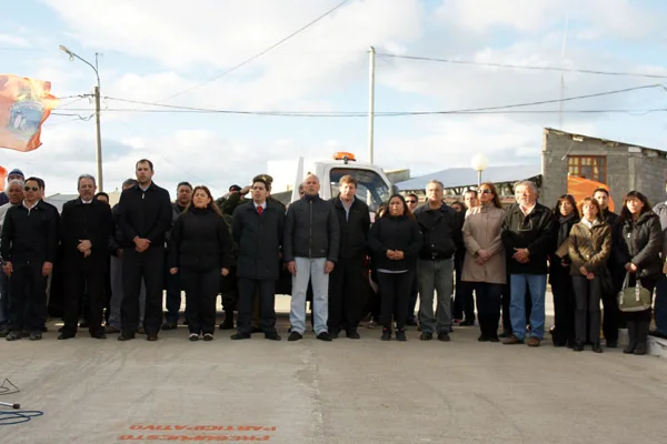 Funcionarios y vecinos durante la inauguración del asfaltado en el barrio Perón II.