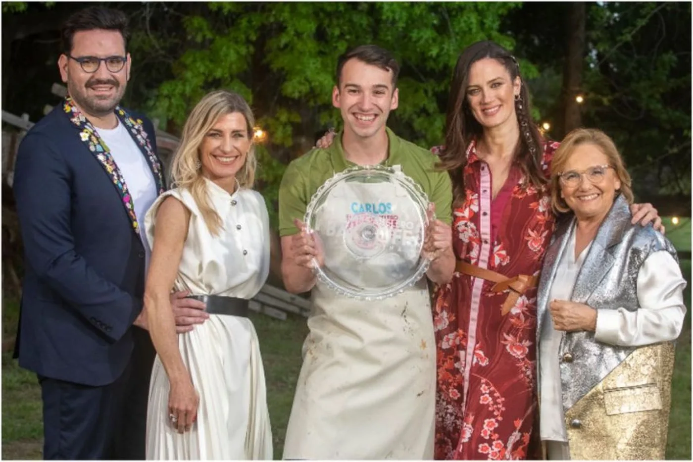 El jurado y la conductora, junto a Carlos, el flamante ganador de Bake Off Argentina.