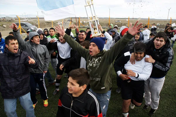 Todo 25 de Mayo y su hinchada festejan el ascenso a Primera División A.