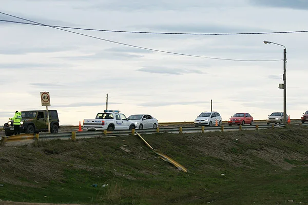 Los controles en el acceso a la Margen Sur ocasionaron congestión de tránsito.