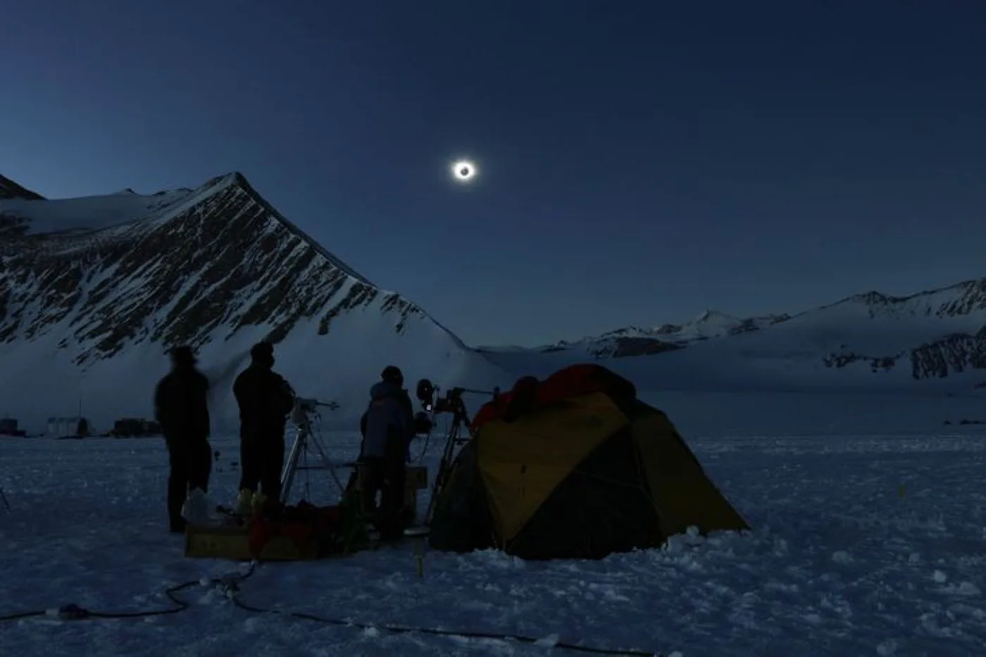 Eclipse solar oscureció el día eterno del verano austral en Antártida