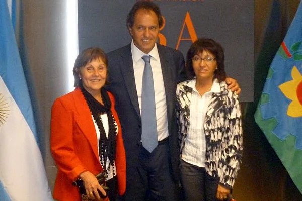 Susaan Siracusa y Mabel Caparros, junto a Daniel Scioli.