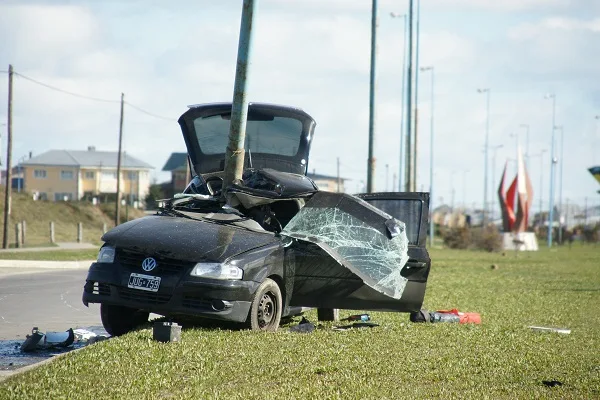 El VW Gol quedó así tras impactar con la columna de alumbrado público.