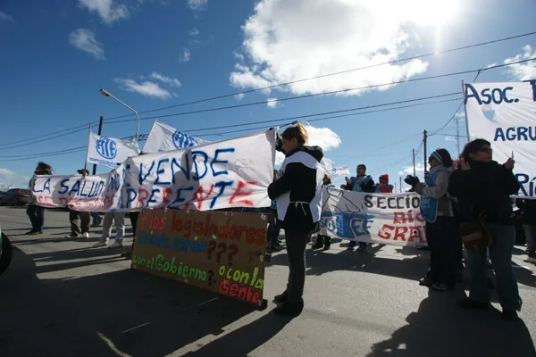 Los gremios estatales se concentraron frente al nosocomio riograndense.