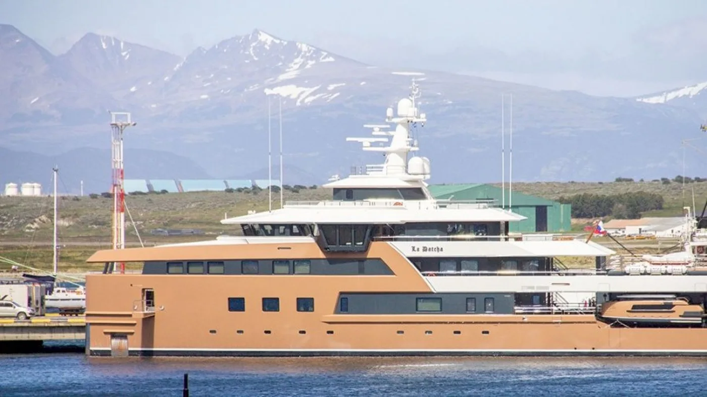 Llamado “La Datcha”, zarpó del puerto de la ciudad de Ushuaia listo para iniciar su viaje inaugural.