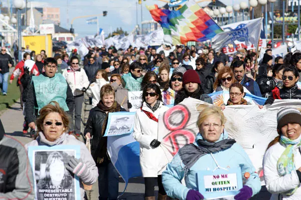 La comunidad acompañó masivamente la marcha de los trabajadores de la salud.