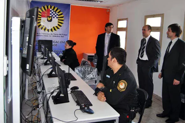 Rossi y Facio durante la visita a las nuevas instalaciones del centro de monitoreo.