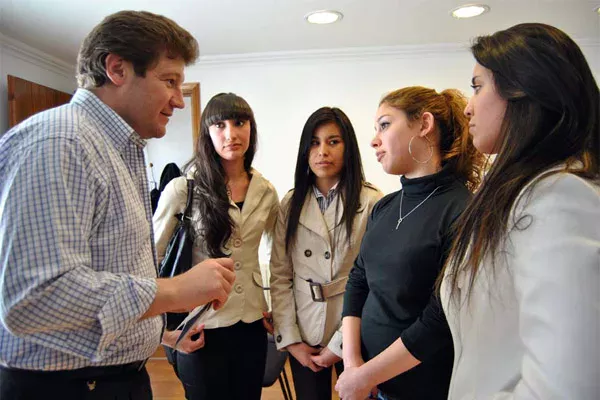 Gustavo Melella junto a las autoras del proyecto sobre violencia de género.