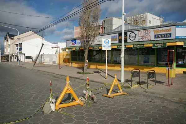 El poste colgando y la calle 9 de Julio, cortada al transito.