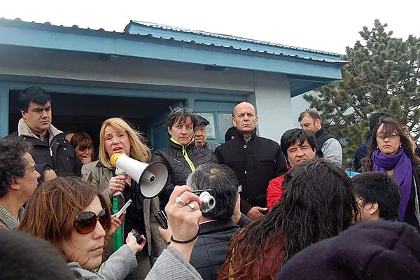 Miriam Boyadjian, junto a sus pares, al momento de hablar a los manifestantes.