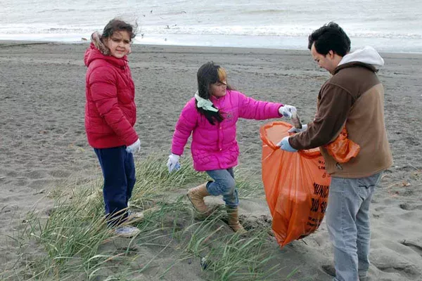 La familia entera acudió al llamado para sanear la zona.