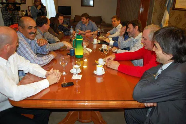 La reunión fue convocada por el intendente Gustavo Melella.