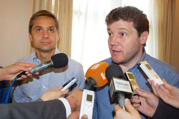 Gustavo Melella habla en la conferencia de prensa. A su lado, Federico Sciurano.