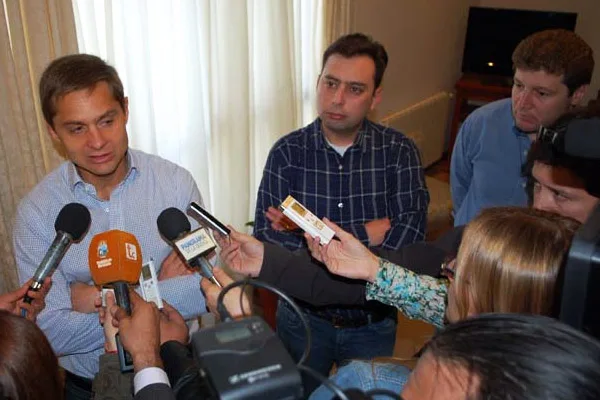 Federico Sciurano, Guillermo Aramburu y Gustavo Melella, durante la conferencia de prensa.