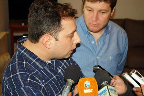 Guillermo Aramburu dialoga con los medios bajo la atenta mirada de Gustavo Melella.