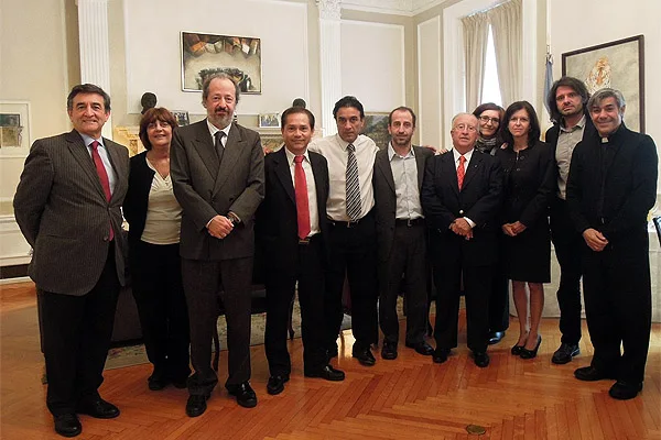 López y Chávez junto a los organizadores del importante evento.