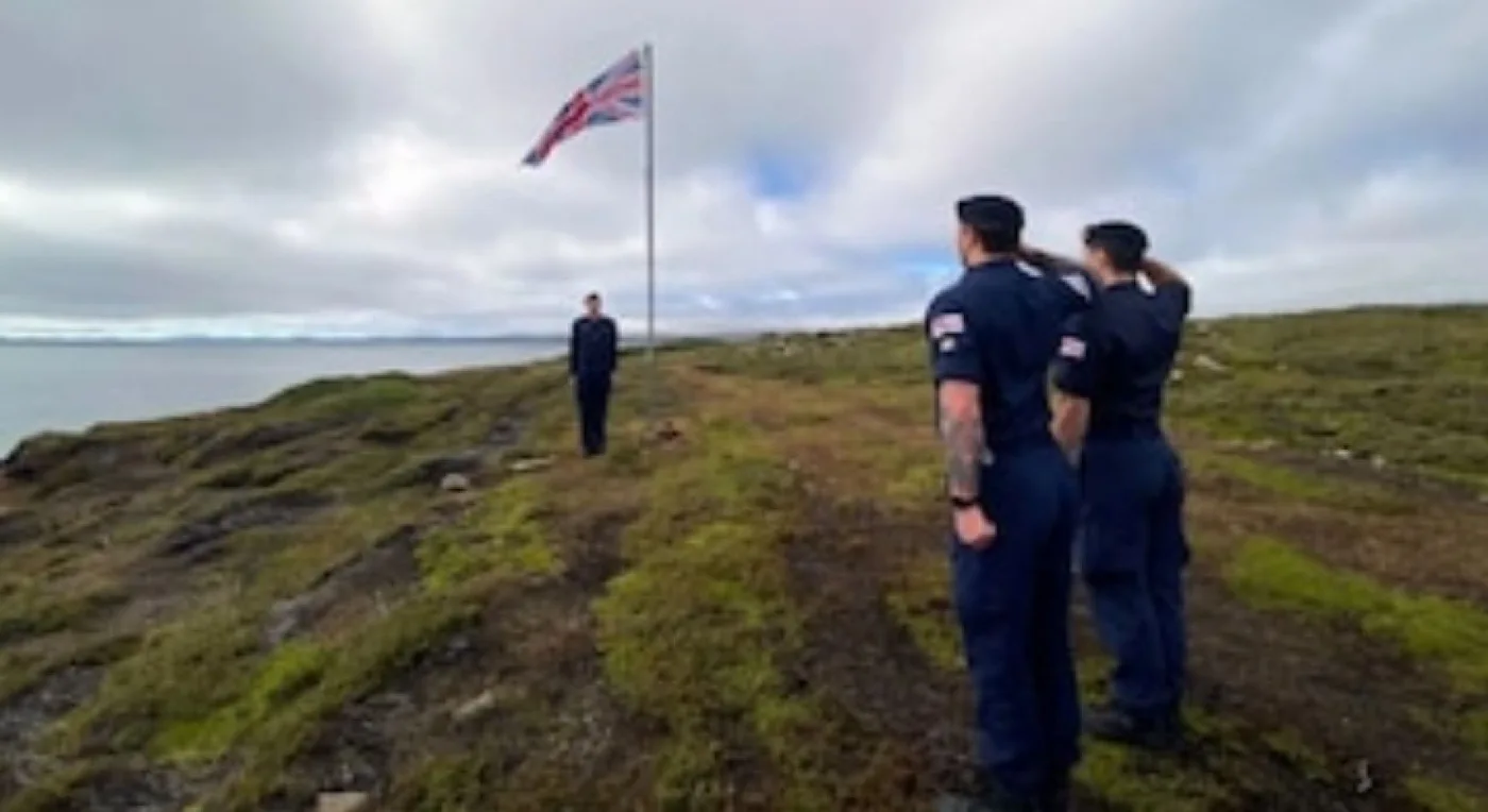 Marínos británicos izan la bandera de la Unión en Puerto de la Cruzada (Port Egmont)