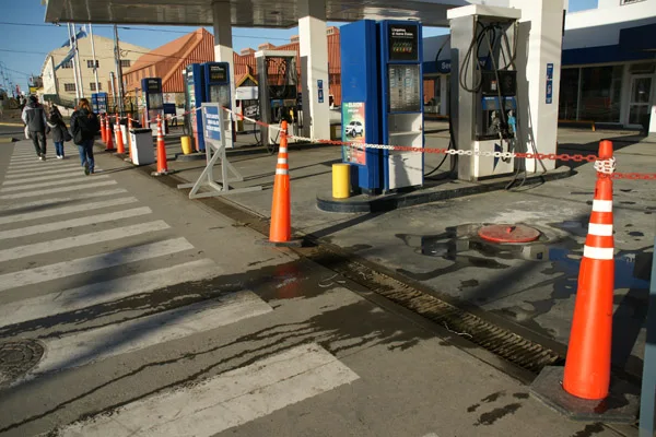 Autosur sigue sin poder abrir su estación de servicio de San Martín y Rivadavia.