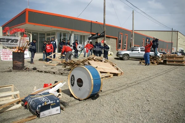 Lo trabajadores bloquearon el acceso a las plantas del Grupo Mirgor.