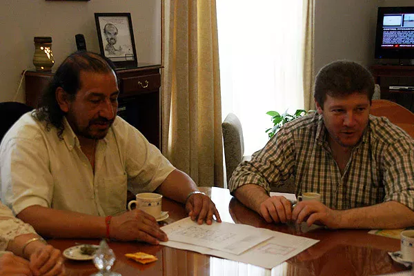 Oscar Martinez junto a Gustavo Melella, durante el importante anuncio.