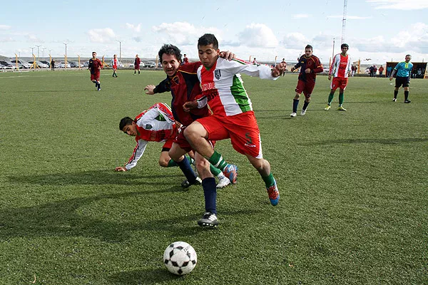 Juan Barrientos busca zafar de la marca de un rival.