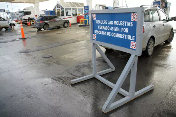 Carteles, cadenas y conos para impedir el paso de vehículos en las estaciones de servicio.