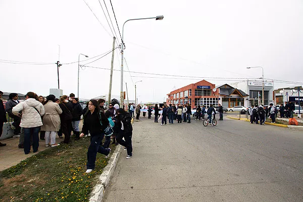 Padres y alumnos del María Auxiliadora, al momento de manifestarse en el Concejo Deliberante.