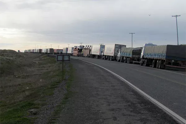 La extensa fila de camiones, al costado de la Ruta Nacional 3 por el paro nacional.