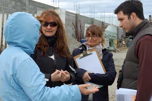 Silvia Rosso diloga con una vecina. A su lado, Marcela Iribarren.