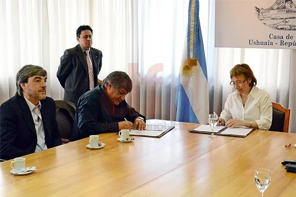 Ríos y Queno firman el convenio para que Tolhuin reciba unos 3 millones de pesos.