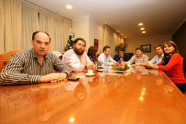 Legisladores e intendentes, al concluir la reunión y previo a la conferencia de prensa.