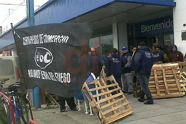 Los trabajadores coparon el acceso a las dos sucursales del supermercado.