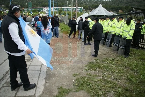 Los manifestantes coparon el acceso a la Legislatura.