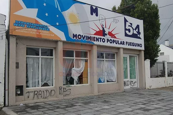 Los vándalos destrozaron la fachada de la sede partidaria del MPF.