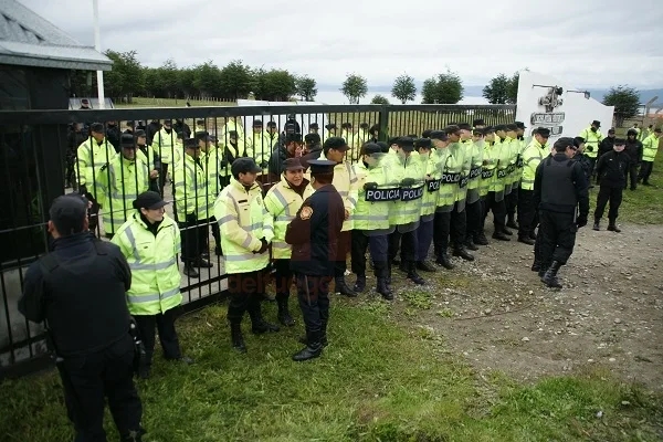 Cientos de efectivos policiales custodian la zona.