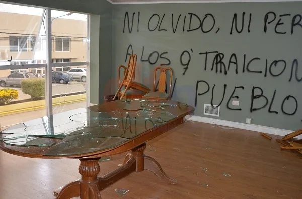 La delegación de la Legislatura, arrasada por el vandalismo.