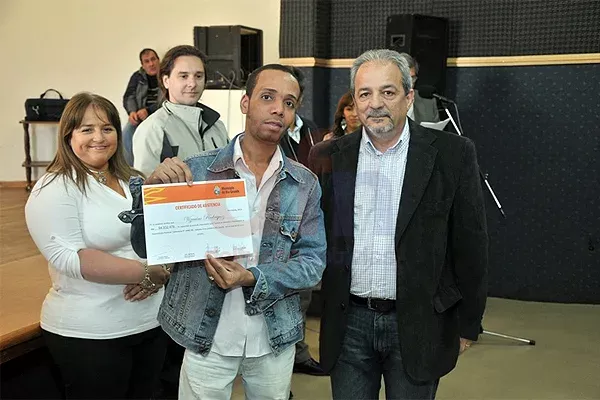 Julio Del Barrio y Gabriela Castillo, junto a uno de los capacitados.