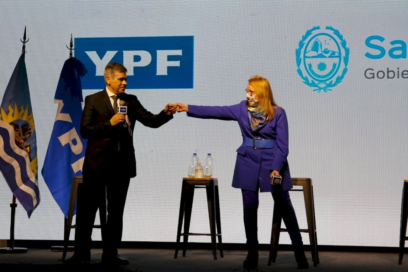 Gobernadora de Santa Cruz, Alicia Kirchner, y el presidente de YPF, Pablo González.