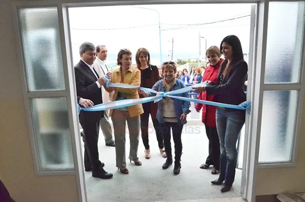 Fabiana Ríos y su gabinete cortan la tradicional cinta de inauguración.