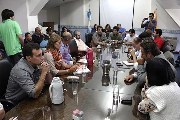 Habla Horacio Catena; lo escuchan con atención los legisladores.