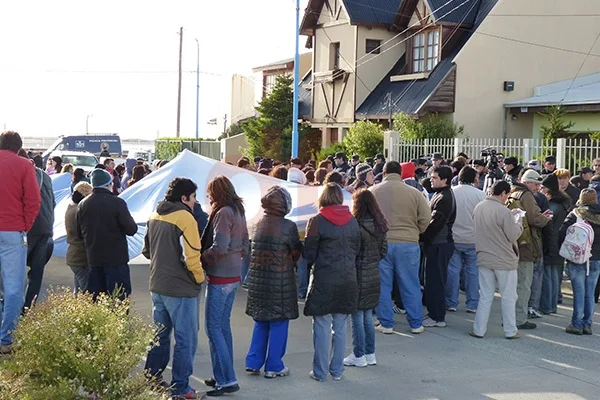 En marzo de 2010, SUTEF montó una carpa frente al domicilio de Fabiana Ríos.