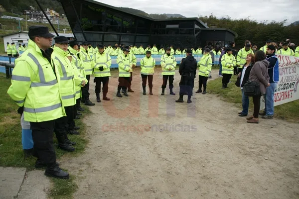 Más de 400 policías custodian el edificio de la Legislatura.