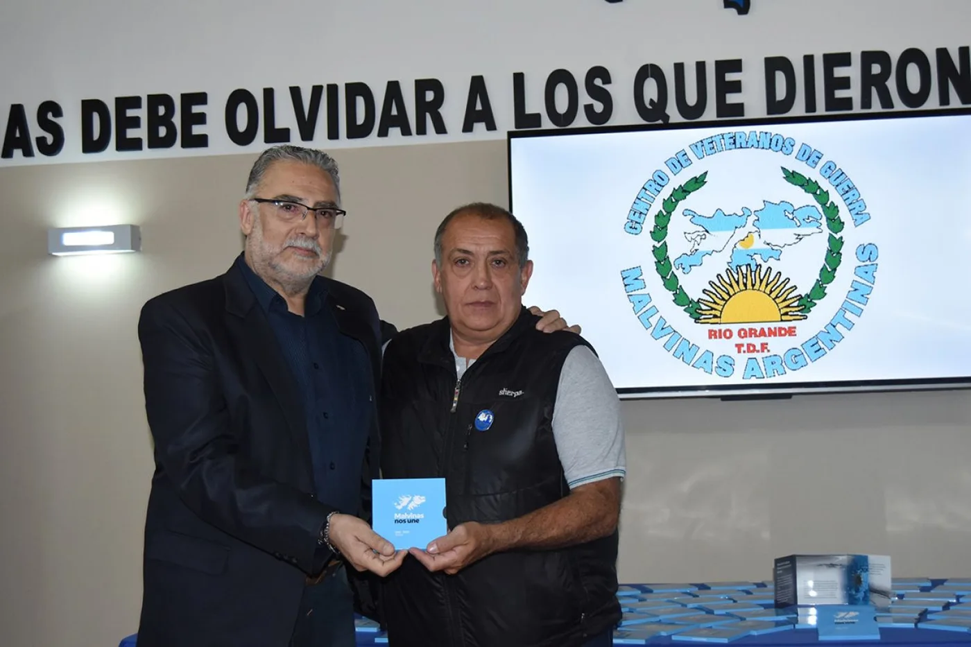 El director provincial de Contenidos de la Secretaría de Malvinas, Miguel Vázquez fue el encargado de materializar la entrega de Medallas a los vetera