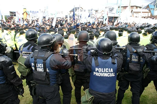 Cientos de efectivos policiales contuvieron a los manifestantes.