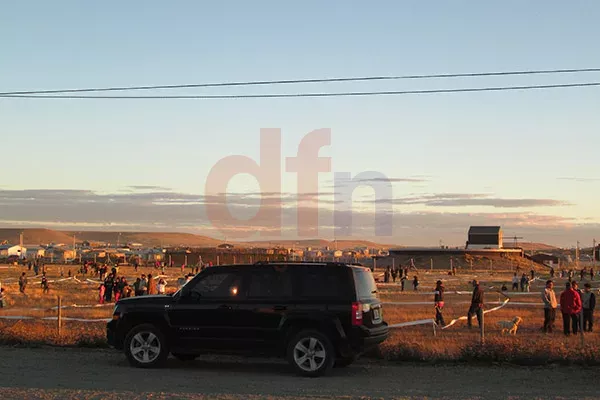 Una familia completa delimitó un par de terrenos. Habían llegado en una flamante 4x4.