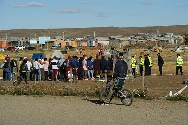 Efectivos policiales dialogan con e grupo más de usurpadores más enardecidos.