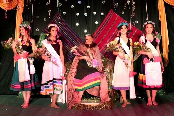 Jazmín Obispo junto a las Princesas y Misses coronadas en la velada.