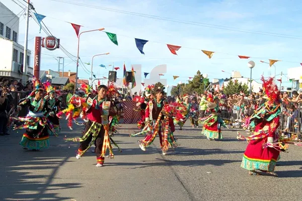 El colorido de los trajes deslumbró a los miles de vecinos que se sumaron al festejo.